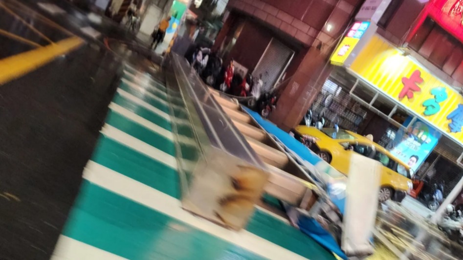 新北三重正義北路「銀行大型招牌」掉落 占用2個車道