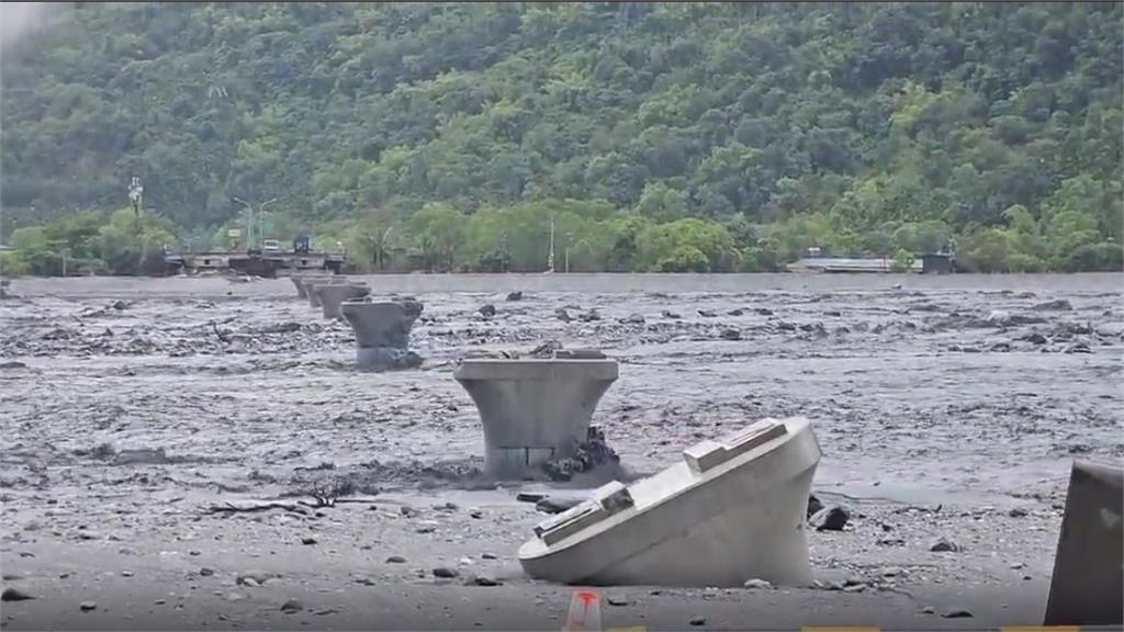 馬太鞍溪橋遭泥水沖斷... 交長掛保證：10/1...
