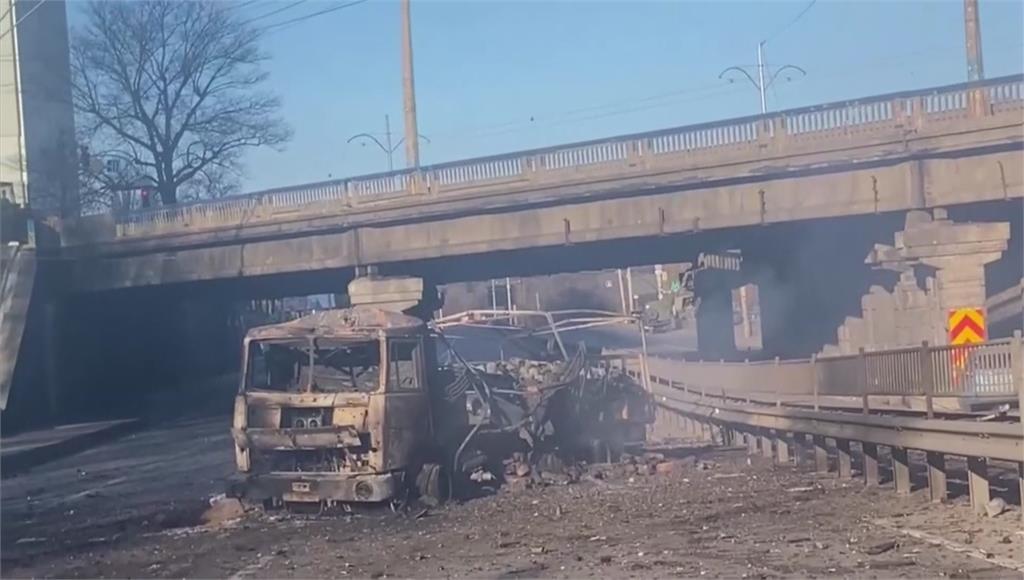 烏俄戰火延燒到第三天，烏克蘭軍方周六表示，一支俄羅斯車隊在首都基輔以西遭到襲擊。圖／翻攝自AP Direct