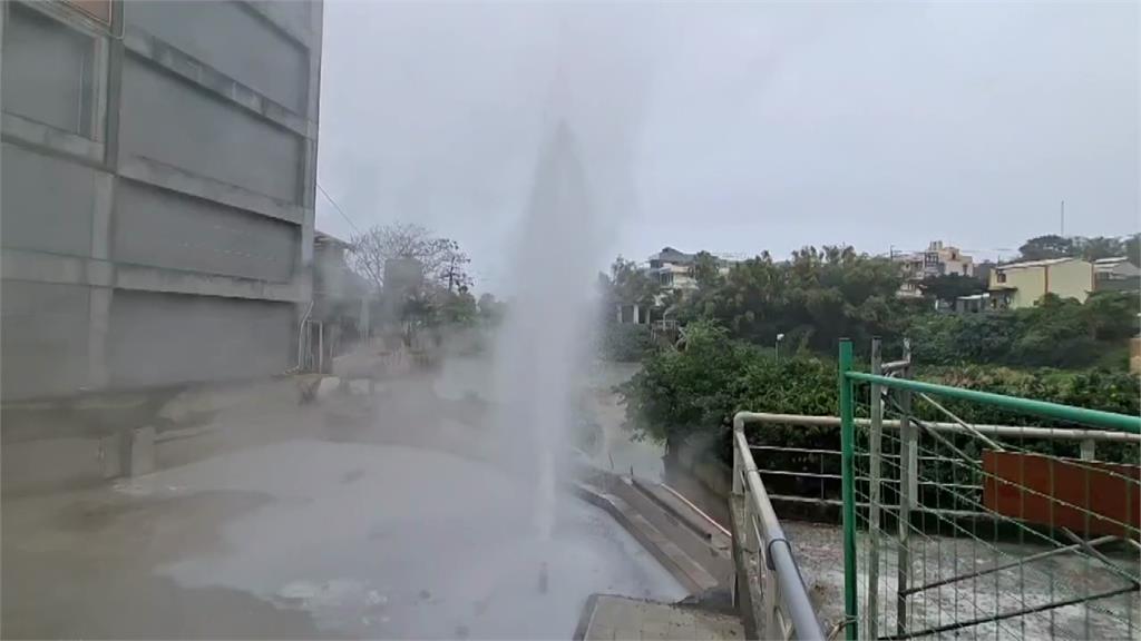 才地質鑽探...  新北萬里路旁「溫泉水狂噴」