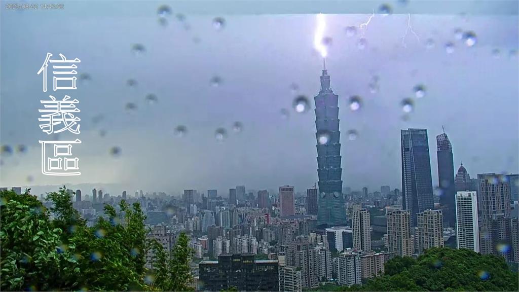 閃電擊中台北101避雷針。圖／台視新聞