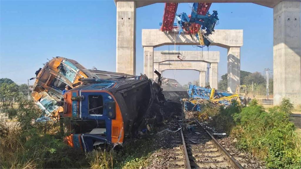 泰起重機翻覆砸中行駛中火車！釀至少22死79傷