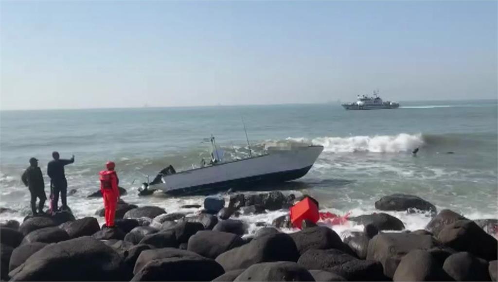漁船遭大浪衝擊，擱淺在礁岩上。圖：台視新聞