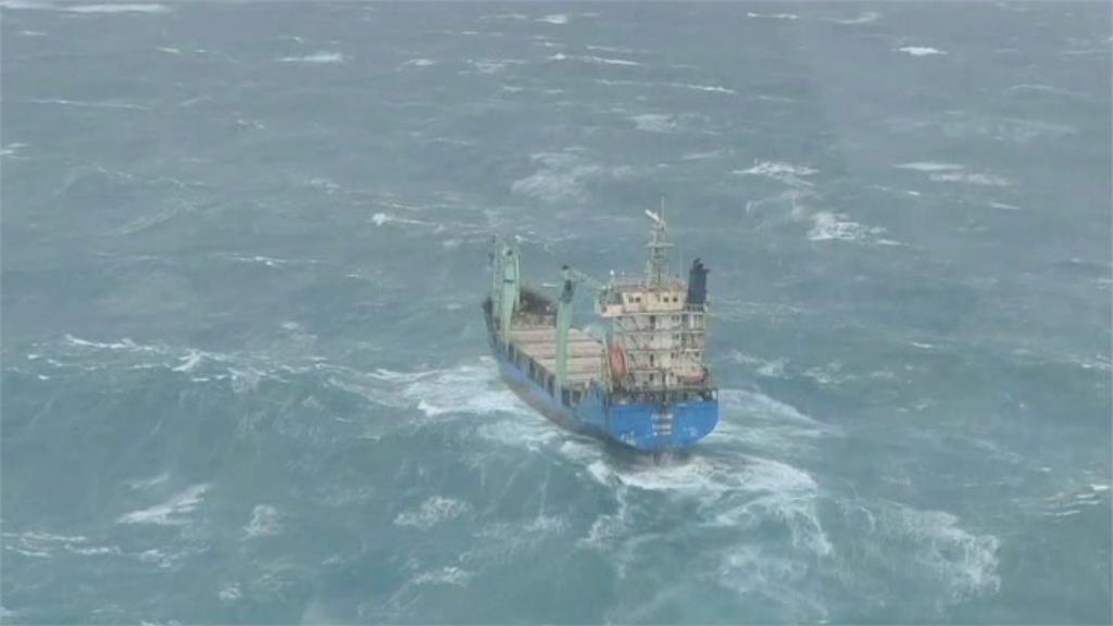 巴拿馬貨輪擱淺，直升機二趟吊掛完成救援。圖／台視新聞
