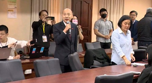 韓國瑜關切立委助理費修法 被要求「簽撤案連署」尷尬離場