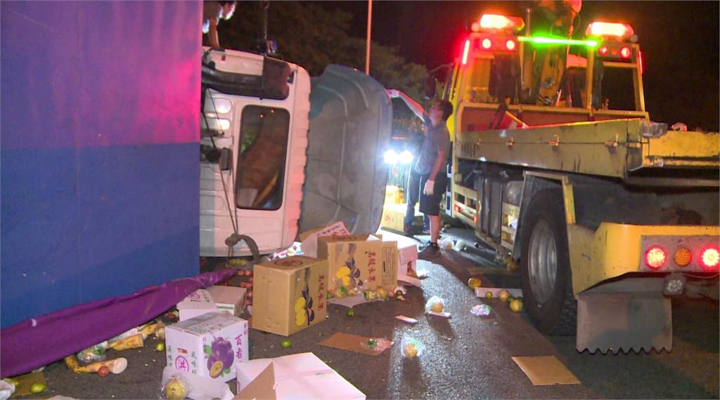 國道一號發生一起貨車自撞翻覆的死亡車禍。圖：台視新聞