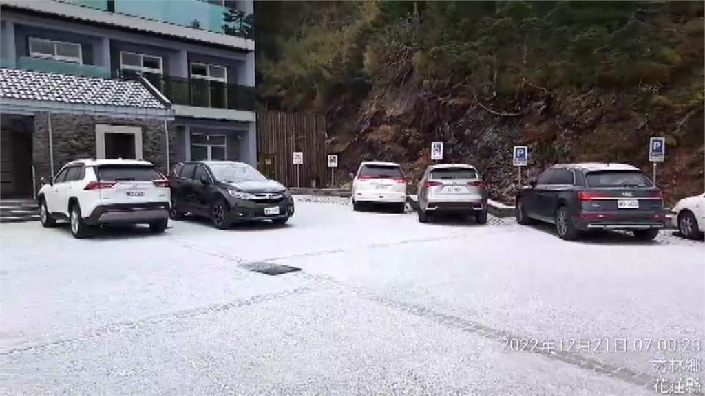 壯觀！合歡山清晨降冰霰5分鐘 松雪樓一片銀白