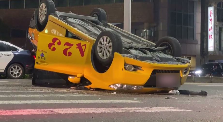 計程車受到猛力撞擊，直接翻車。圖／台視新聞