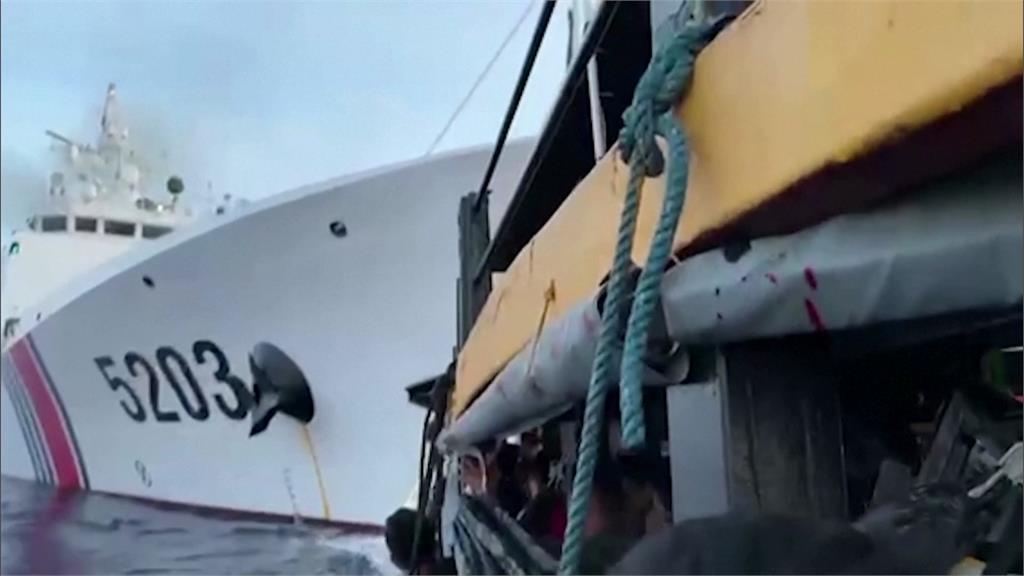 中國海警船撞上後，菲律賓的運補船明顯晃動。圖／美聯社、路透社