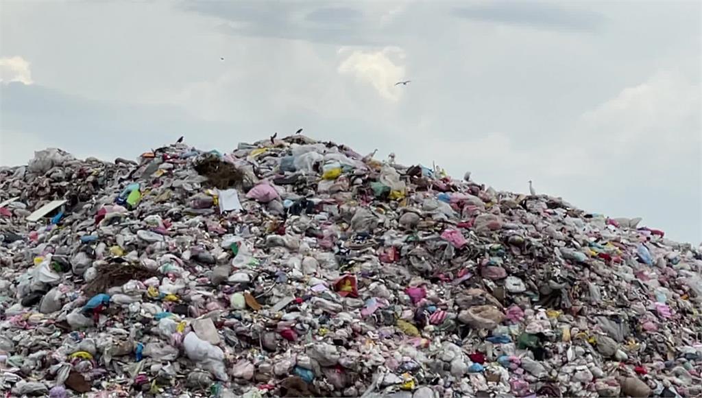花蓮吉安鄉垃圾掩埋場內垃圾堆積如山。圖／台視新聞