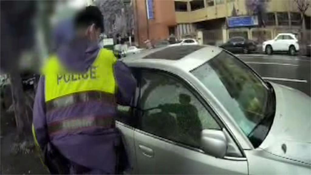 2歲女童被反鎖在汽車內，警方緊急救援。圖／台視新聞