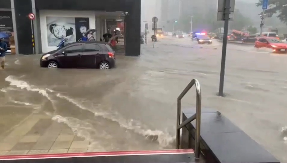 市府轉運站附近淹成河 汽機車冒險涉水而過