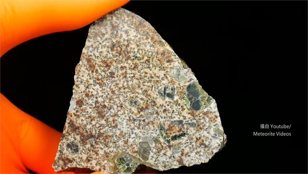 去年墜落在撒哈啦沙漠的隕石碎片。圖／翻攝自YouTube@Meteorite Videos
