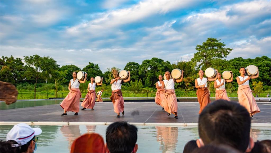 優人神鼓在屏東縣民公園以「天地共舞」為題做表演。圖／翻攝自Facebook@潘孟安