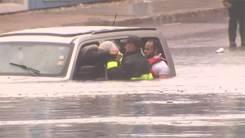 強烈風暴襲美東，轎車差點遭滅頂，救難人員即刻救援。圖／CNN、美聯社、路透社