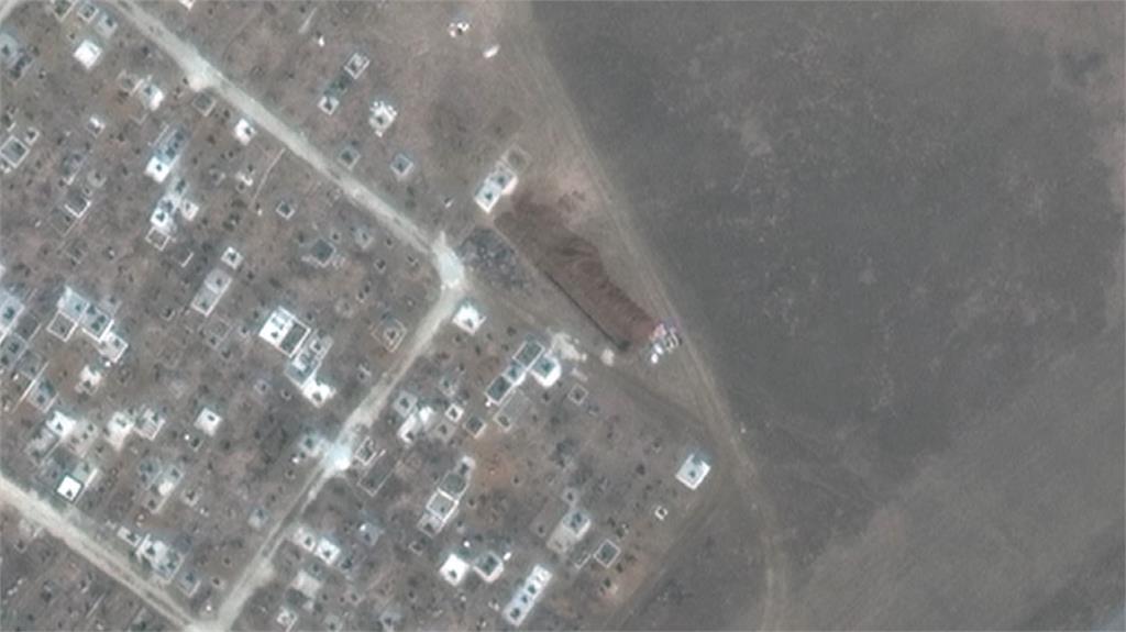 美國衛星拍到馬里烏波爾東邊郊外一個墳場旁，多了大坑。圖／翻攝自AP Direct