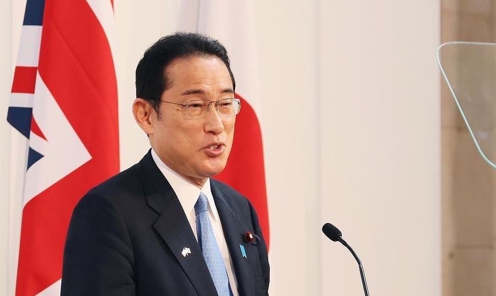 岸田文雄任命31歲的長子岸田翔太郎為「首相秘書官」。圖／翻攝自Facebook@首相官邸（資料畫面）
