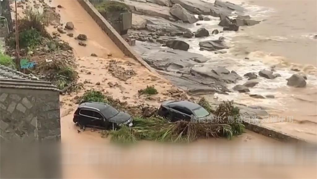 馬祖面臨史上最嚴重豪雨災情，車輛慘遭土石流沖刷。圖／台視新聞