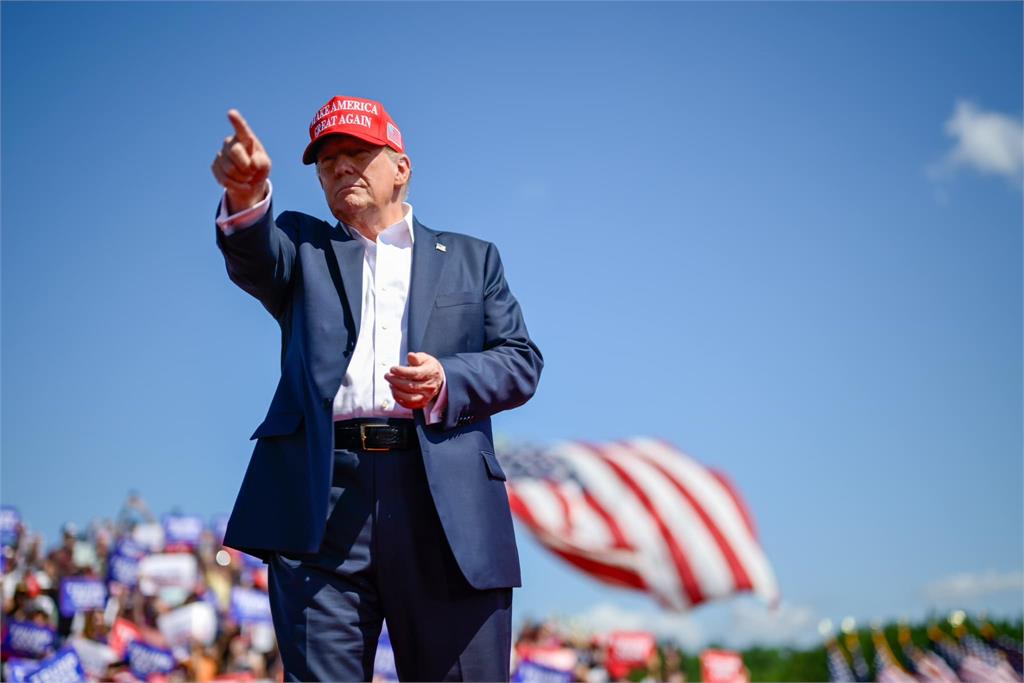 川普目睹ICE官員遭扔磚石氣炸。圖／翻攝自Facebook@DonaldTrump（資料畫面）