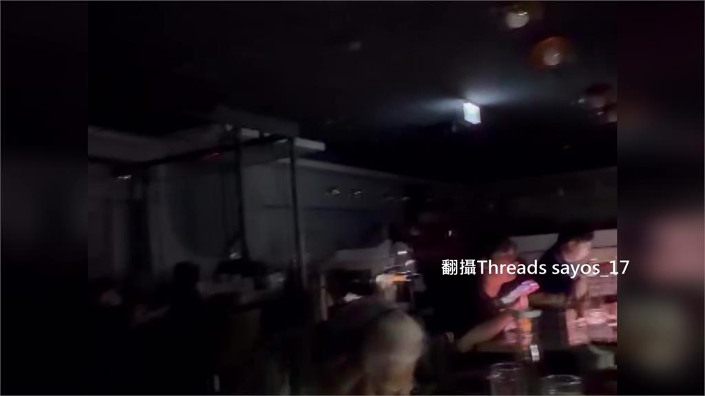 台中家樂福商圈民眾摸黑用餐 經搶修14:28復電