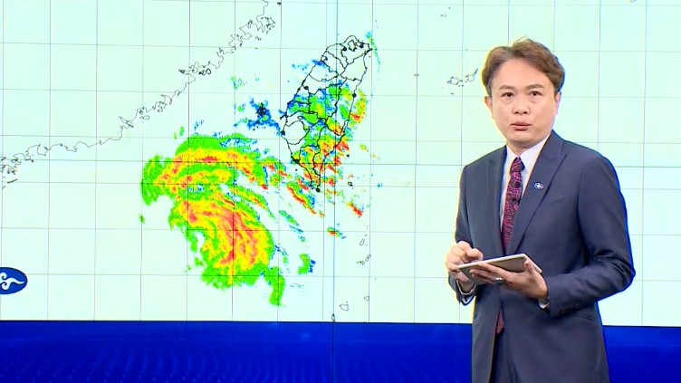 紅霞升級中颱直撲中國 氣象署解除海警：風雨仍持續到週二