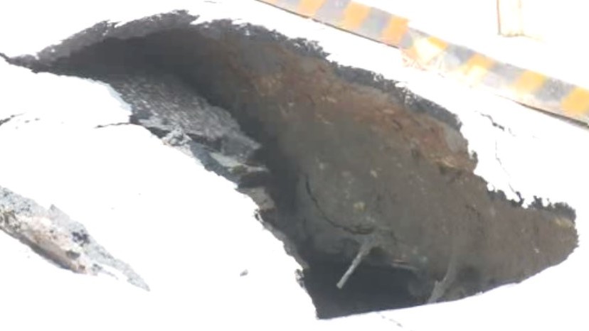 北市敦化北路驚現天坑 瓦斯外洩飄異味「有氣爆危機」