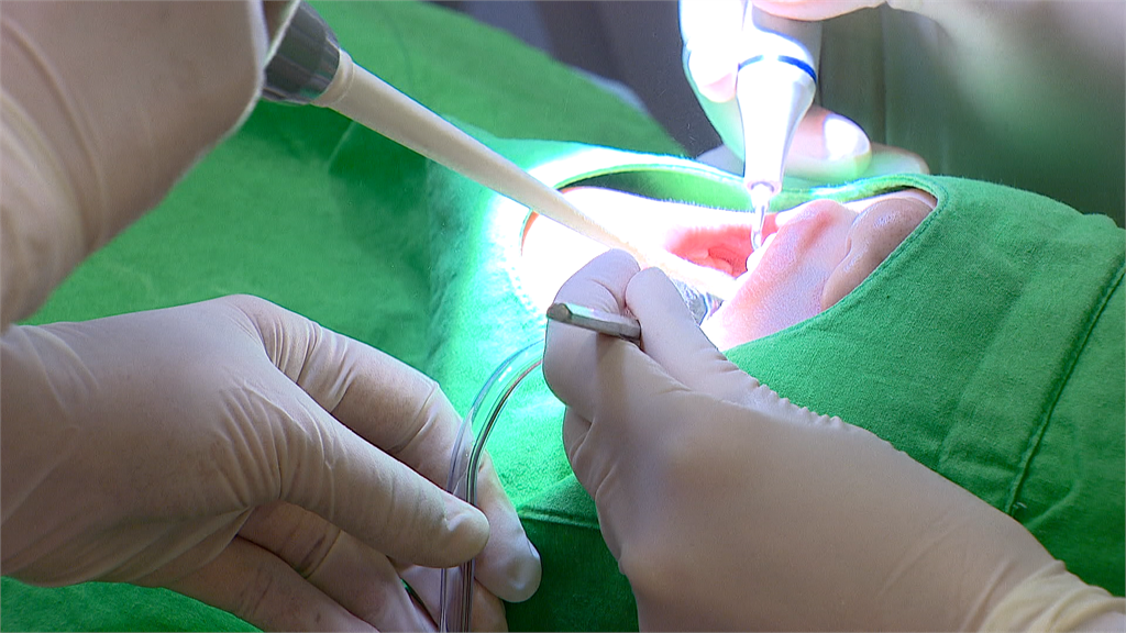 牙醫治療個案時，口腔分泌物的噴濺容易造成醫師染疫。圖：台視新聞（示意圖）