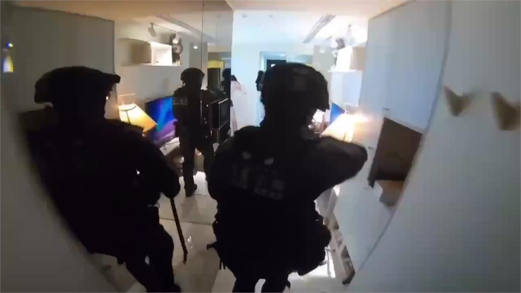 涉嫌找中輟少女設局「仙人跳」，警方攻堅逮捕6人。圖／台視新聞