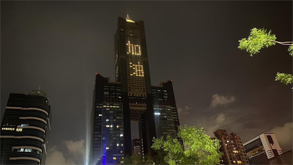 高雄85大樓用房間燈光排出「加油」兩字，為台灣加油。圖／台視新聞