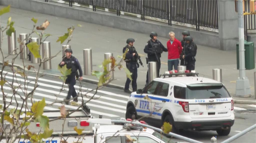 一名男子在聯合國總部前欲開槍自戕。圖／翻攝自AP Direct