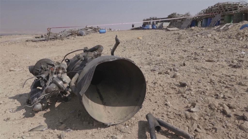 以色列多地受到破壞，還能看見火箭推進器掉在地上。圖／路透社