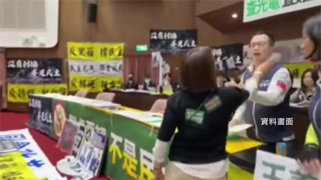 民進黨立委邱議瑩去年拿紙扇打國民黨立委羅智強耳光。圖／台視新聞（資料畫面）