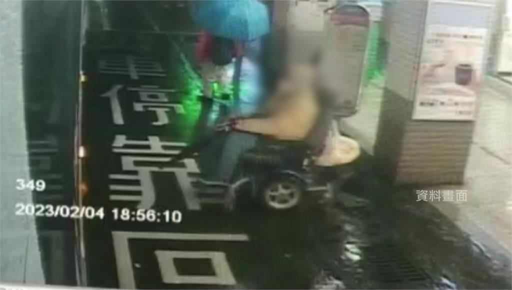 司機「客滿」為由拒載，身障人士淋雨等車。圖／台視新聞