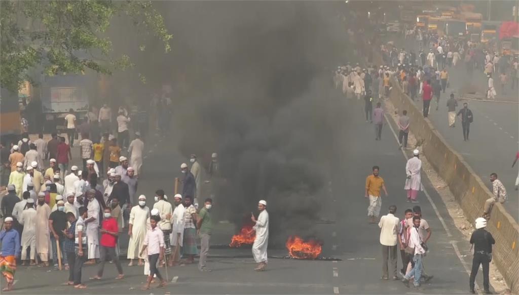 孟加拉民眾示威抗議，當地衝突四起。圖／翻攝自AP Direct