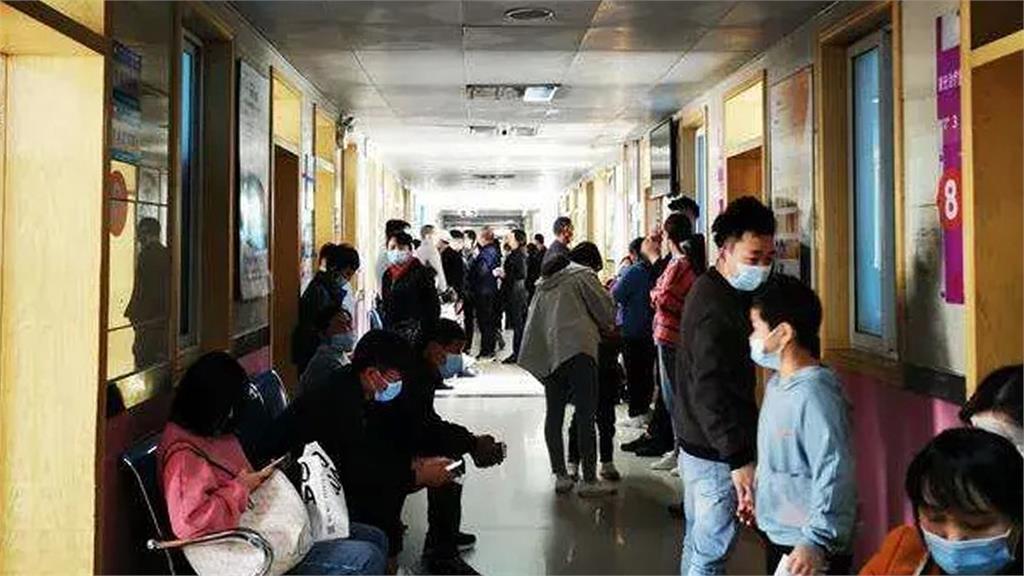 北京疫情爆發醫療壓力持續增大。圖／翻攝自微博