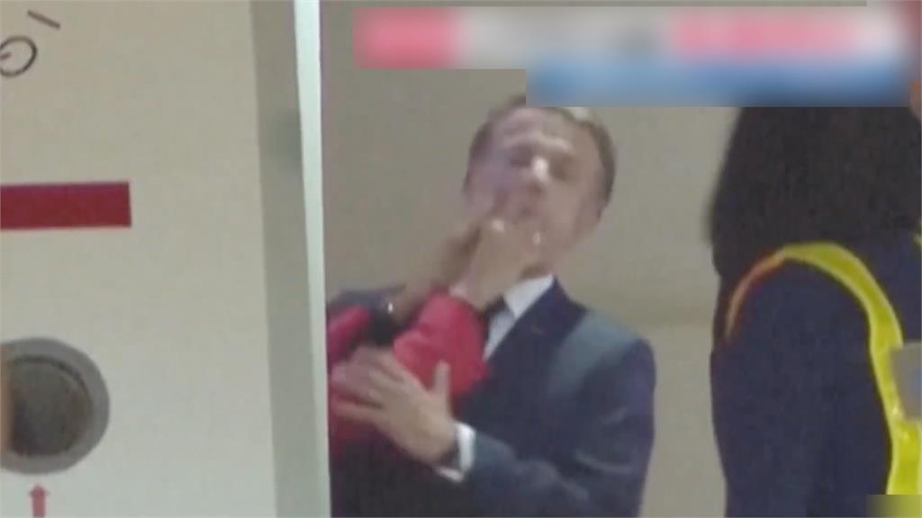 馬克宏夫婦訪越南 夫人推臉反成焦點
