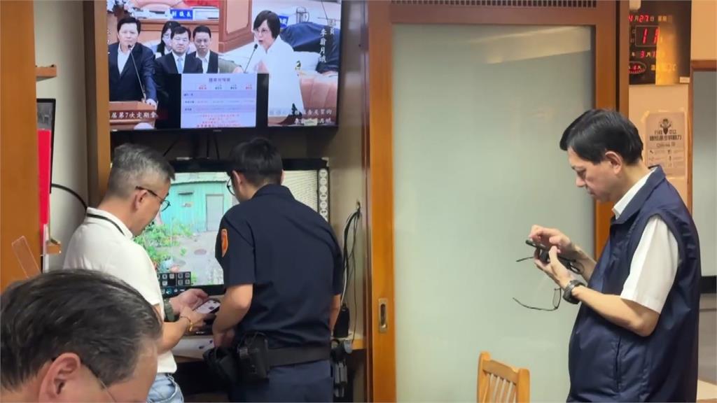 可疑男子拒盤查闖進新北議會 警調監視器追下落