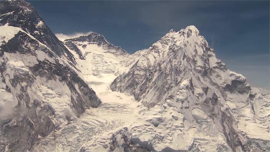 聖母峰作為尼泊爾人心中的聖山，每年吸引大批登山者造訪，面對龐大人潮製造成堆垃圾，尼泊爾政府祭出新規定。圖／美聯社、CNN（資料畫面）