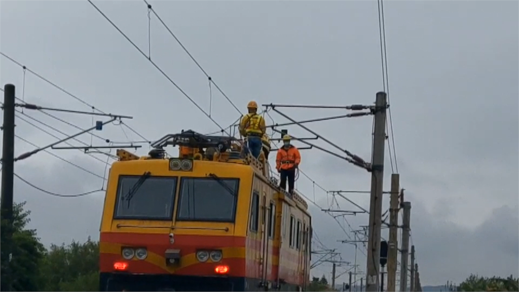 嚇！台鐵電車線被扯斷 苗栗後龍至大山雙線列車中斷