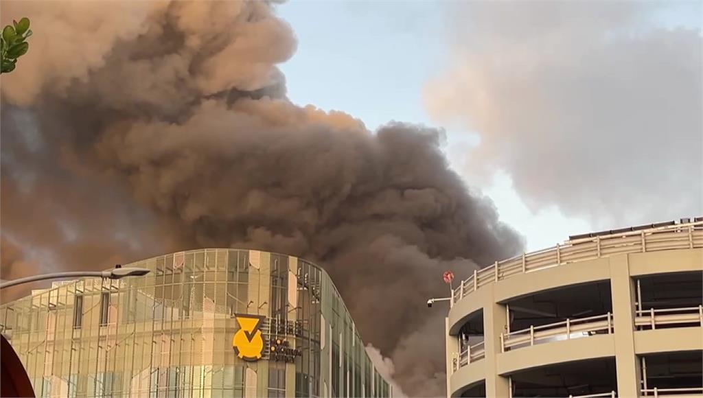 高雄小港三元能源科技工廠凌晨爆炸起火，濃煙直竄天際觸目驚心。圖／台視新聞