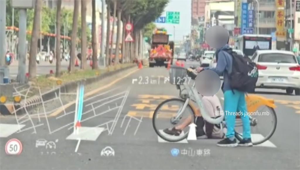 暖男國中生牽車護身障者過馬路 感動8萬網友獲封「腳踏車超人」