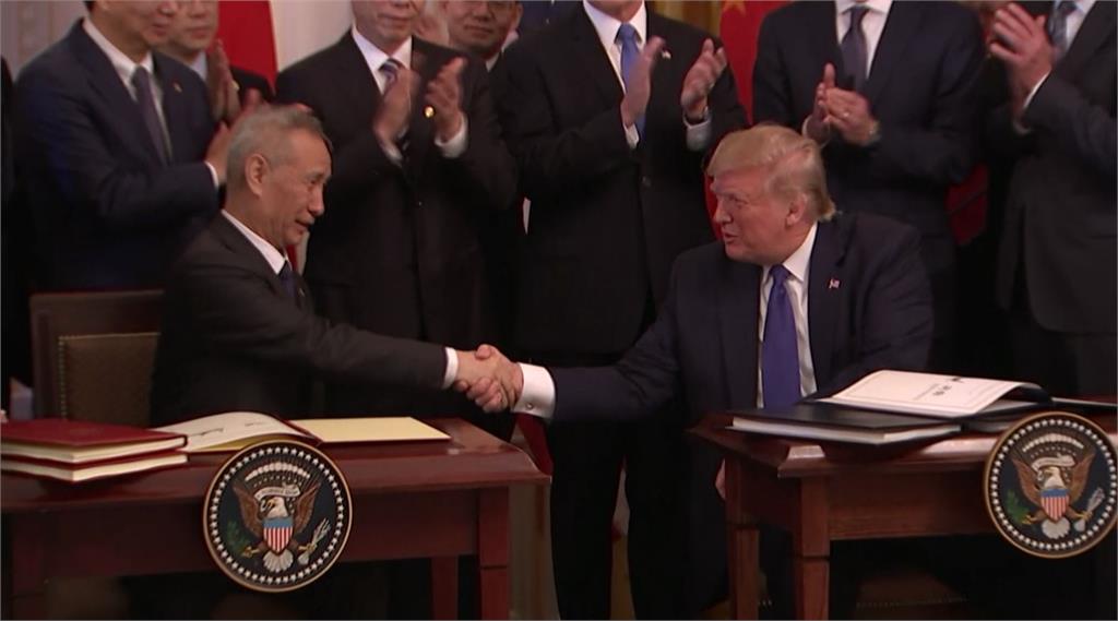 美國總統川普與中國國務院副總理劉鶴簽署第一階段貿易協議。圖：台視新聞