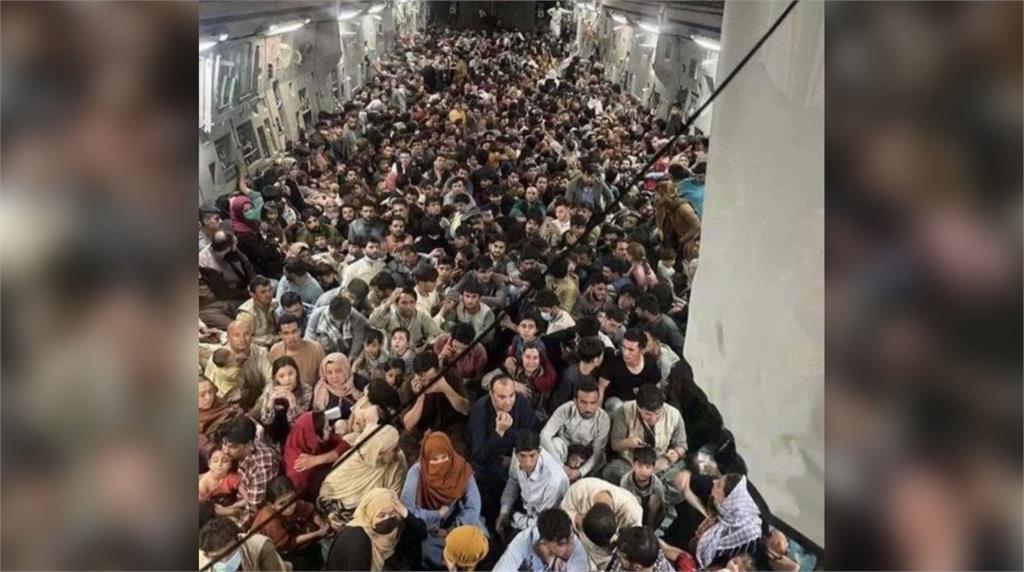 C-17運輸機載滿逃離阿富汗的難民。圖／翻攝自推特