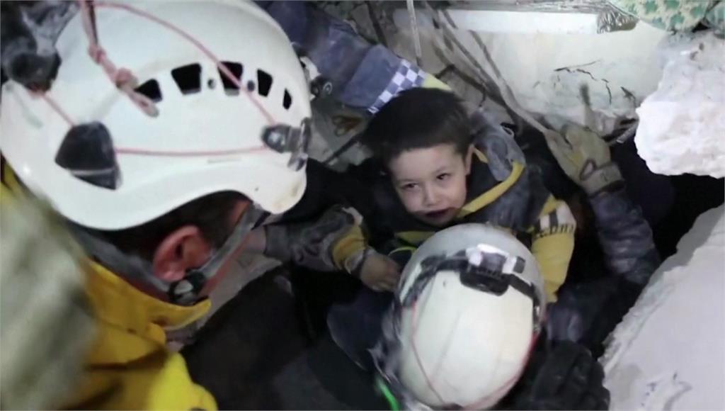 3歲男童受困逾40小時後被救出。圖／路透社、美聯社、CNN