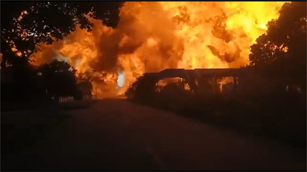 南非約翰內斯堡附近的一個小城市，發生油罐車爆炸，烈火竄天相當駭人。圖／翻攝自推特