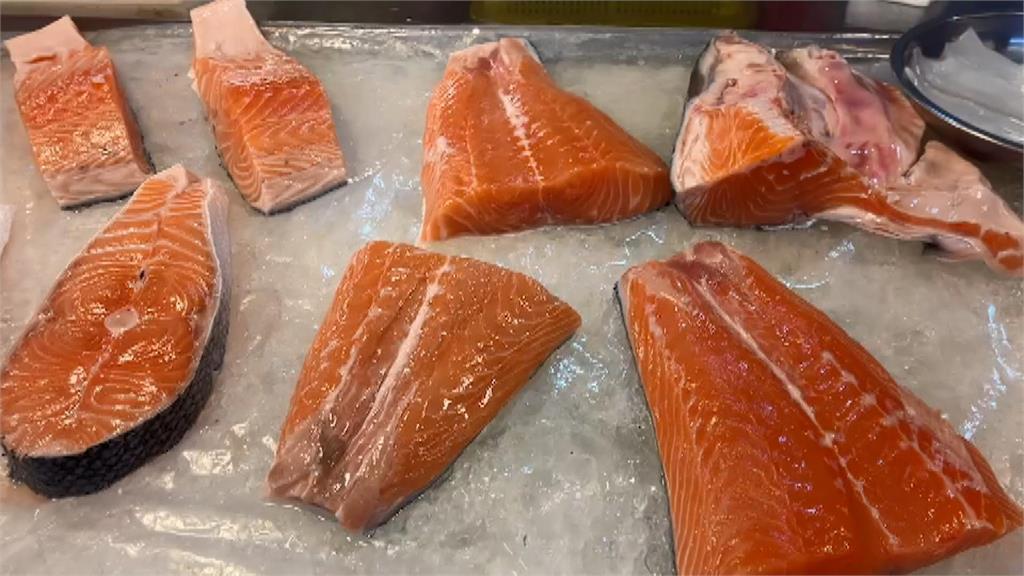 空運鮭魚和冷凍鮭魚價差大。圖／台視新聞