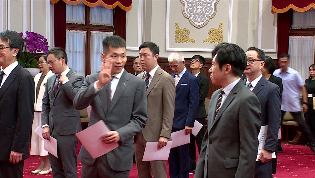 李洋不會比宣誓手勢，求助一旁的張惇涵。圖／台視新聞