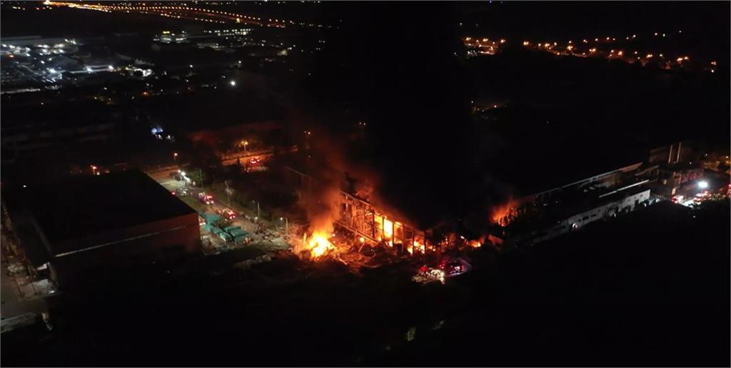 屏東工廠火光點亮暗夜「建物燒剩骨架」　空拍畫面曝光