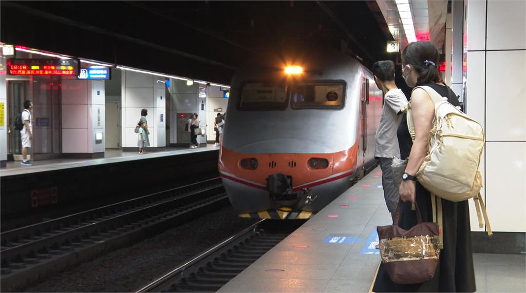 台鐵今日中午12時前全線各級列車正常行駛。示意圖／台視新聞（資料畫面）
