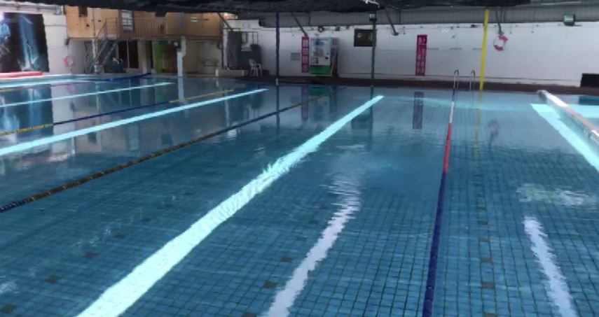 宜蘭縣內室外泳池已經不開放。圖／台視新聞